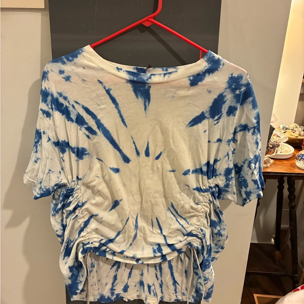 Urban Outfitters Blue and White Tie-Dye Short Sleeve Top